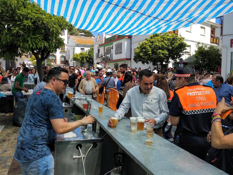 Image of beer being served in town square during Feria