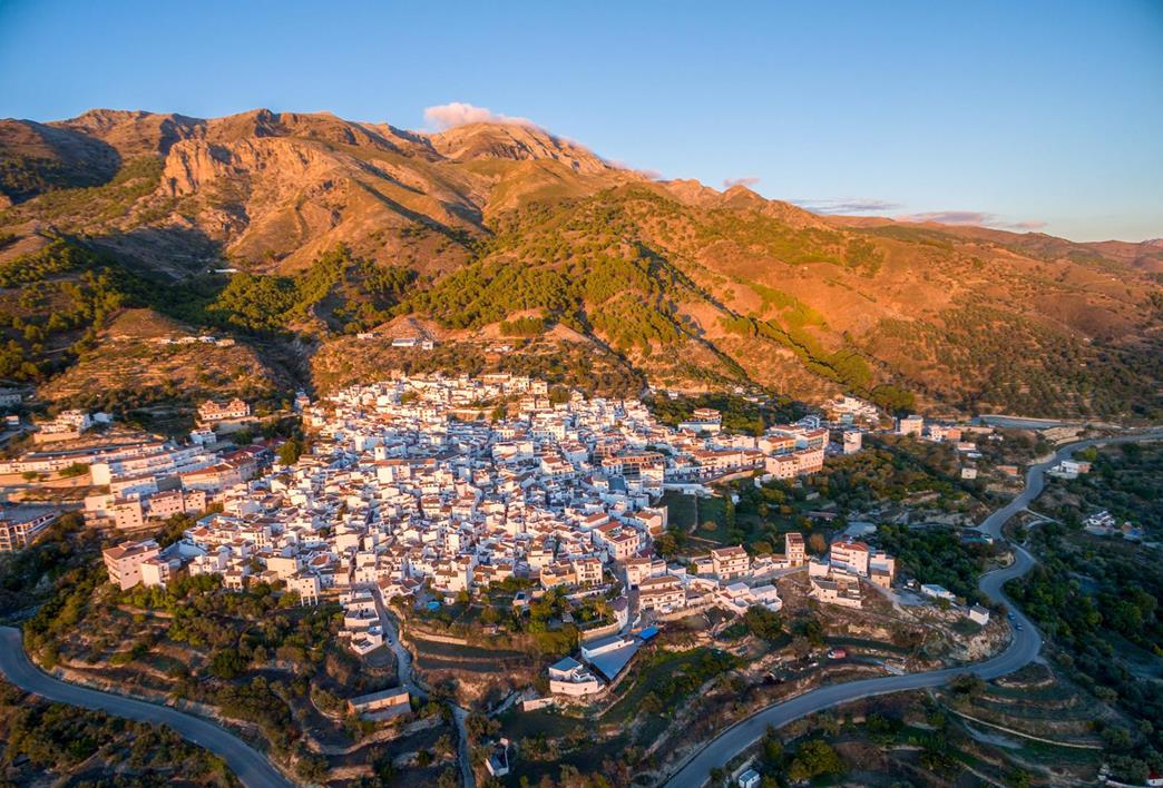 Image of Canillas and the surrounding mountains